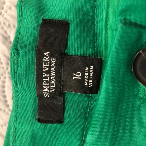 NWT Simply vera vera Wang capris
Kelly green
Perfect spring staple. - Picture 8 of 12